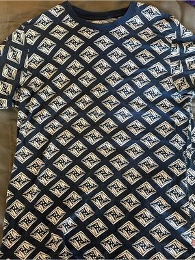 Uniqlo Navy Blue Short Sleeve Crew Neck with White Geometric Motif